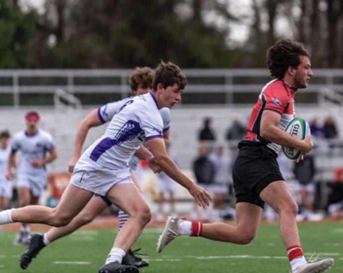 Dylan Liskey eludes trailing defenders.